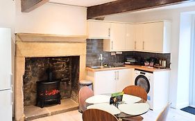 Two-Bedroom Cottage - Sandstone Garden Patio - Free Parking - Pets Welcome